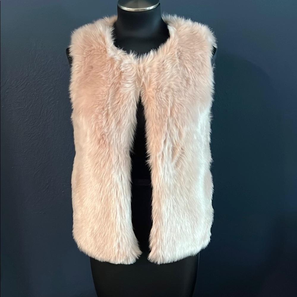 Forever 21 baby pink faux fur vest. Closes fully with hook and eye. Sz S small